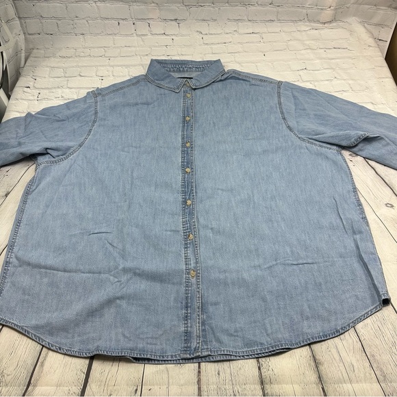 ASOS DESIGN Curve minimal denim shirt in lightwash blue - Picture 6 of 13